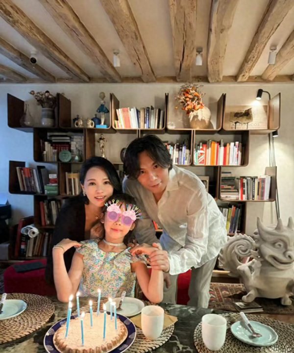 易云达 47岁秦昊巴黎度假, 头发白了、肚子大显油腻, 伊能静穿粉裙很少女
