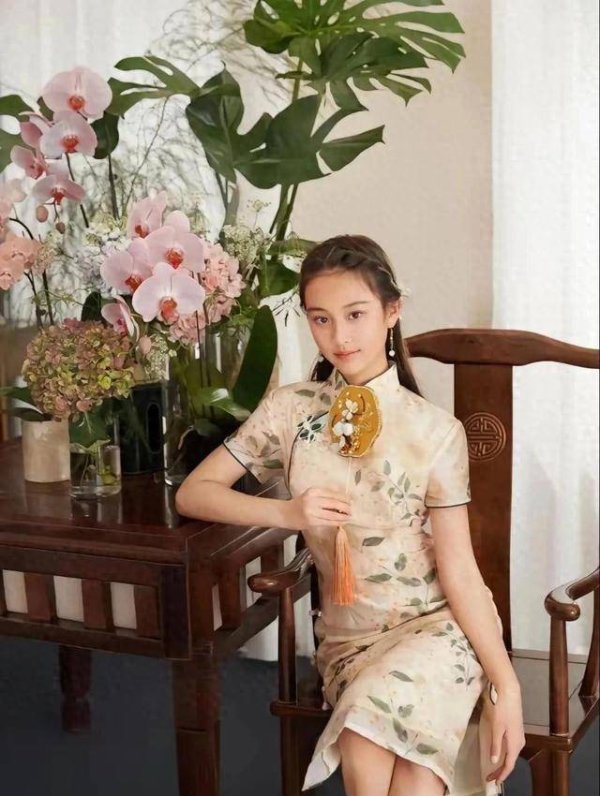 德益配资 13岁甜馨和闺蜜逛街，贾乃亮买单拎包实力宠女