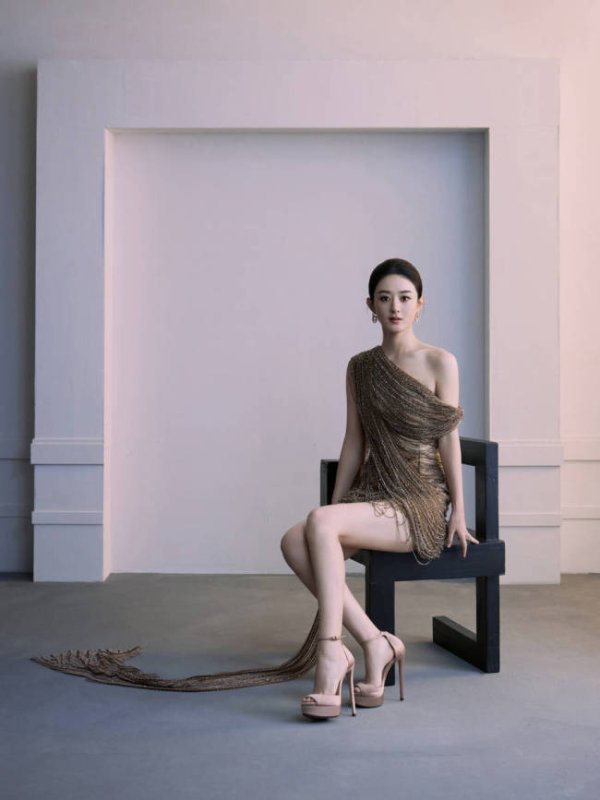 大御优配 赵丽颖穿斜肩托尾礼服气质佳！笑容温婉魅力十足